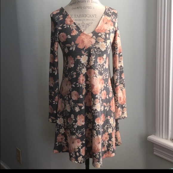 Beautiful long sleeve dress - Picture 1 of 3